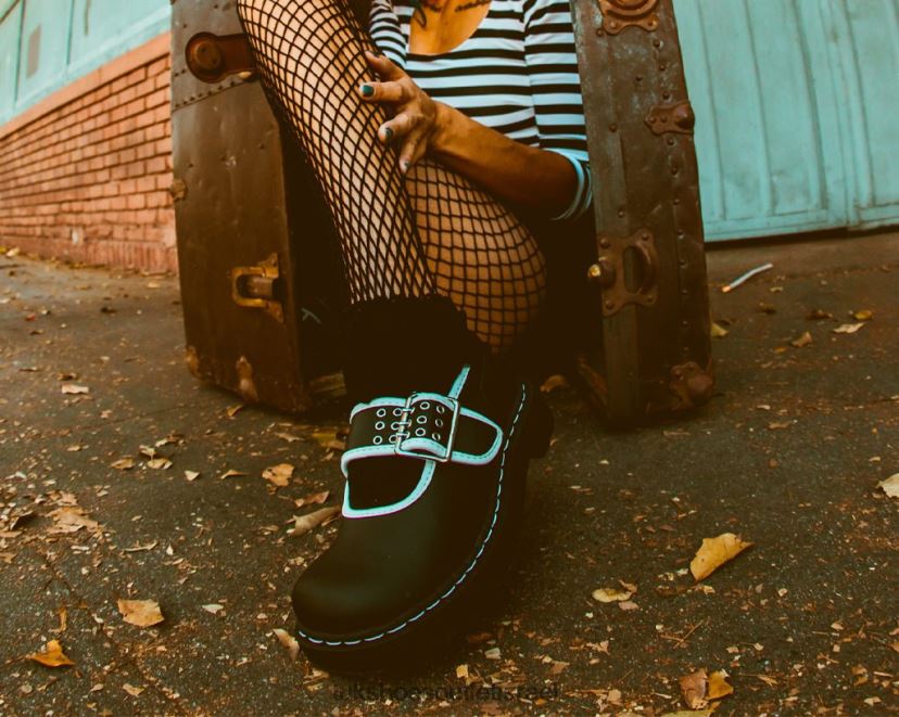 T.U.K. Footwear הַנעָלָה נשים לחתוך מרי ג'יין אנרכית בעלת 3 שיניים JBPR183 לבן שחור